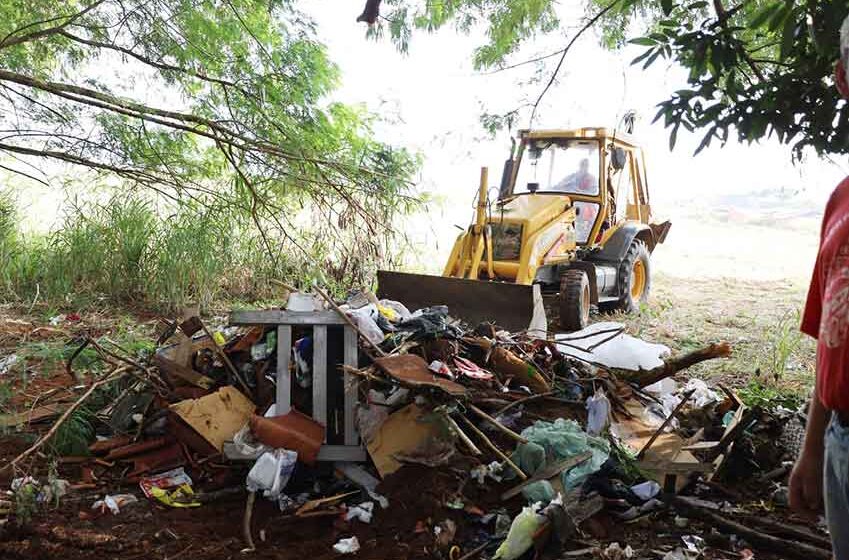 Dois dias após Limpeza em Foco, margens do Ribeirão acumulam lixo novamente