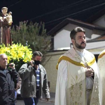 Fiéis saem ás ruas em louvor a Santo Antônio