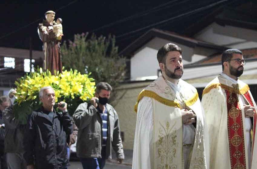 Fiéis saem ás ruas em louvor a Santo Antônio