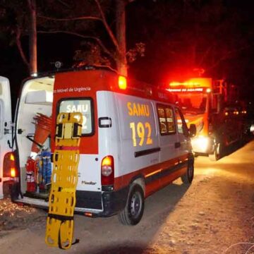 Pálio despenca de ribanceira na Ponte Preta e três pessoas ficam feridas