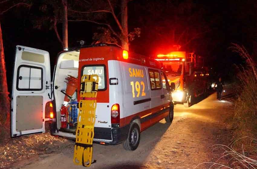 Pálio despenca de ribanceira na Ponte Preta e três pessoas ficam feridas