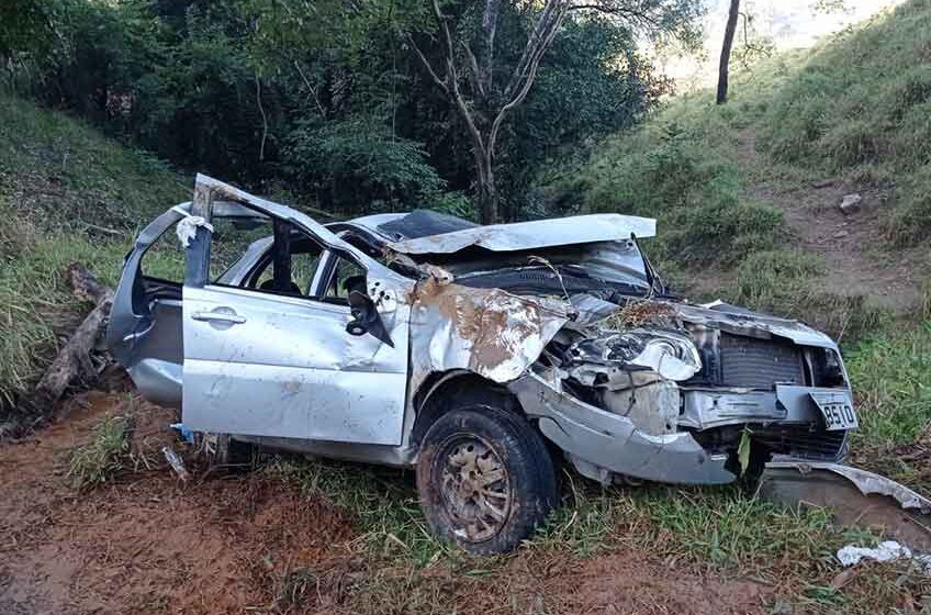 Carro que caiu em ribanceira na Ponte Preta fica totalmente destruído