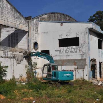 Prédio abandonado no Cubatão finalmente começa a ser demolido