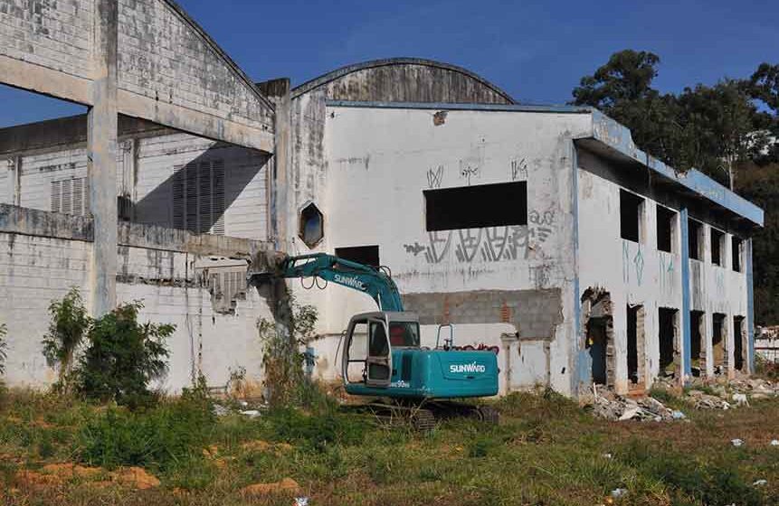 Prédio abandonado no Cubatão finalmente começa a ser demolido