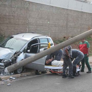 Poste fica destruído após colisão de veículo na Av. David Moro