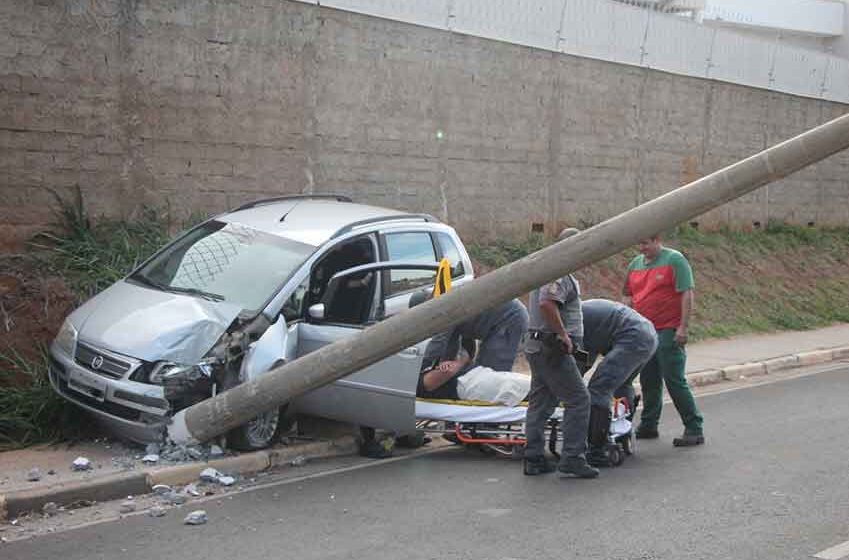 Poste fica destruído após colisão de veículo na Av. David Moro