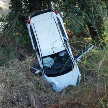 Fiesta cai em valeta na SP-147 após condutora desviar de carro que cruzou a pista