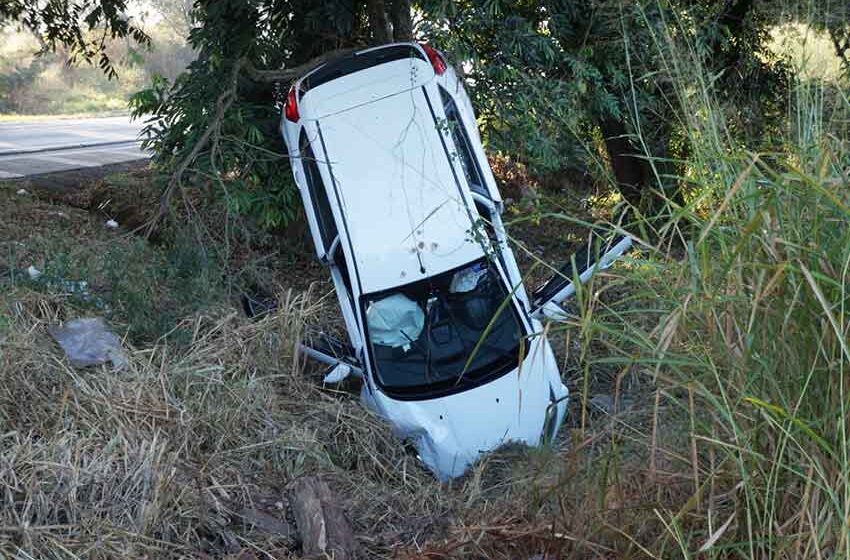 Fiesta cai em valeta na SP-147 após condutora desviar de carro que cruzou a pista