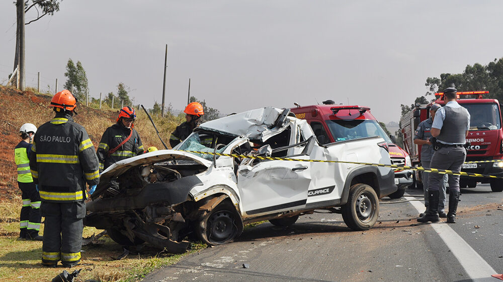 Strada colide contra duas carretas e motorista perde a vida na Itapira/Mogi