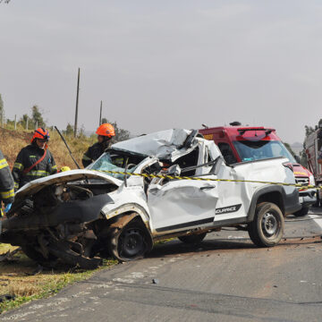 Strada colide contra duas carretas e motorista perde a vida na Itapira/Mogi