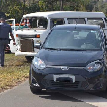 Fiesta e Kombi colidem no trevo de acesso ao Barão