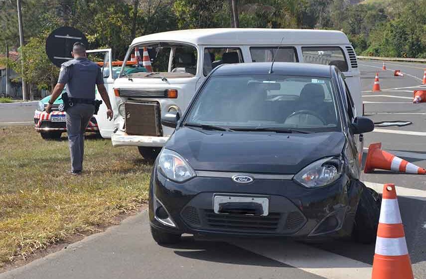 Fiesta e Kombi colidem no trevo de acesso ao Barão