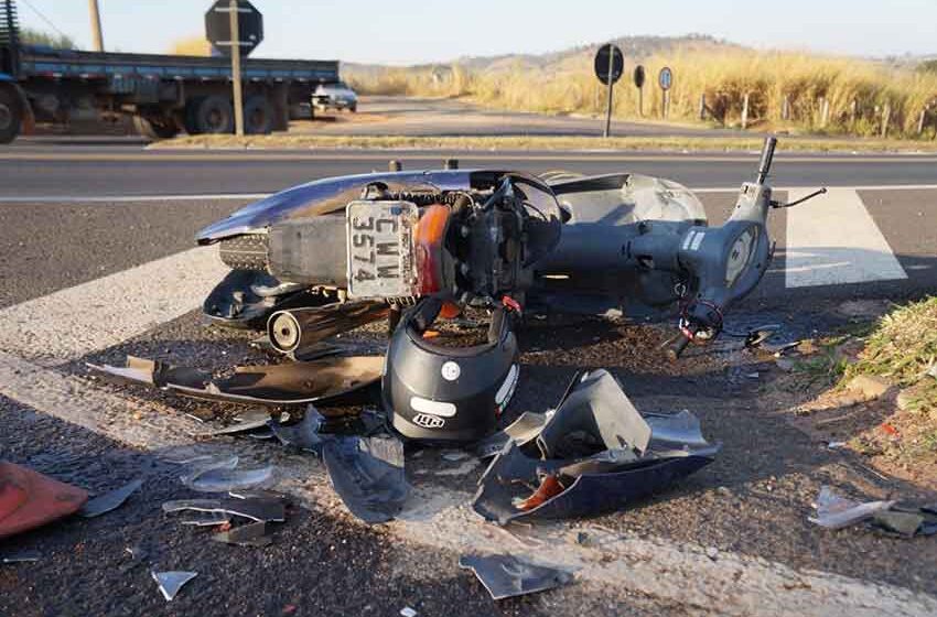 Colisão entre Biz e Tucson na SP-352 deixa motociclista em estado grave