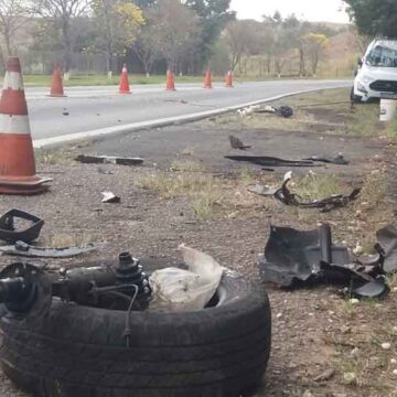 Carreta e Ecosport colidem na Itapira/Amparo