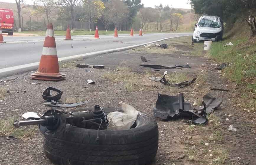 Carreta e Ecosport colidem na Itapira/Amparo