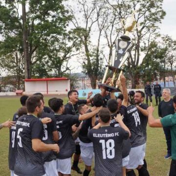 Eleutério ergue a taça de campeão da 1ª Divisão da Copa Itapira