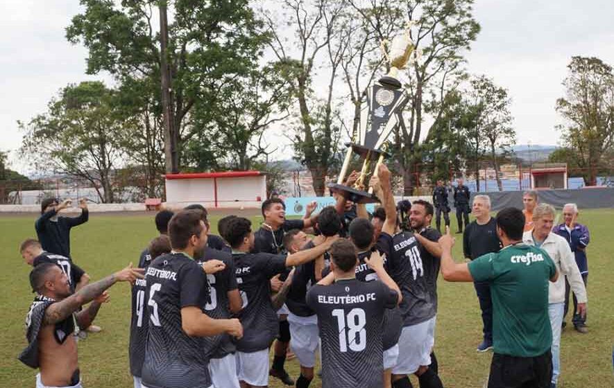 Eleutério ergue a taça de campeão da 1ª Divisão da Copa Itapira