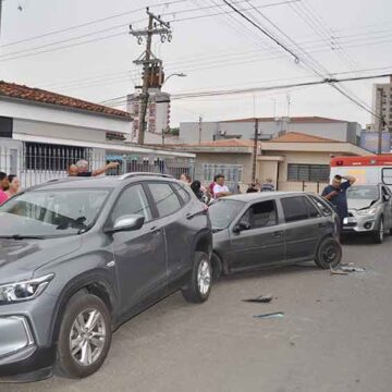 Quatro carros e uma bicicleta se envolvem em acidente na 24 de Outubro