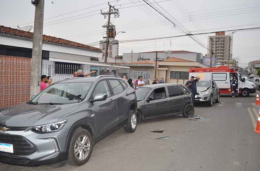 Quatro carros e uma bicicleta se envolvem em acidente na 24 de Outubro