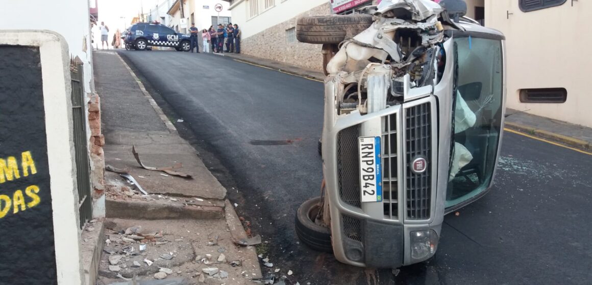 Doblô colide contra muro e capota no Viaduto Tiradentes