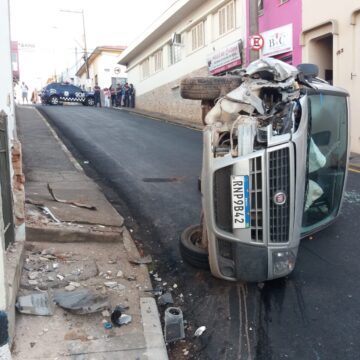 Doblô colide contra muro e capota no Viaduto Tiradentes