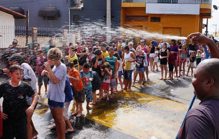 Festa de Cosme e Damião reúne centenas de pessoas no Bar do Bi