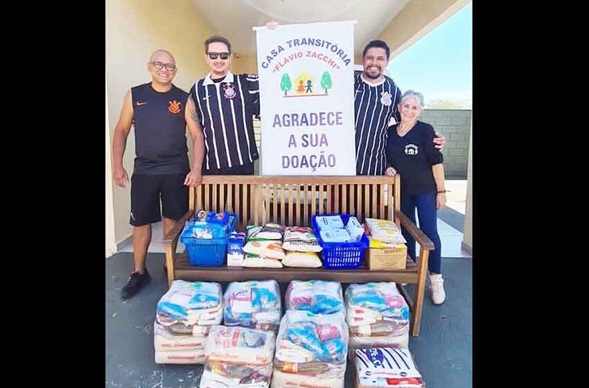 Fiel Torcida entrega mais de 160 kg de alimentos para a Casa Transitória