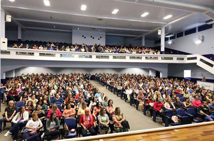 Professores são homenageados em evento da Secretaria de Educação