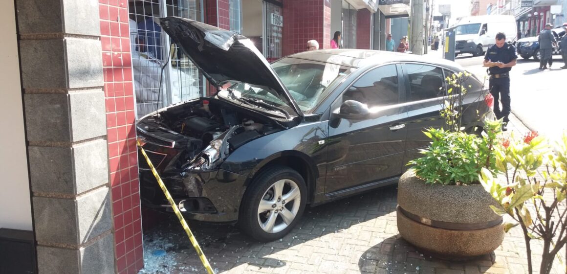 Carro se choca contra comércio na José Bonifácio