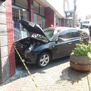 Carro se choca contra comércio na José Bonifácio