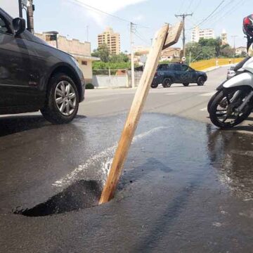 Cano de água estoura e abre buraco na Av. Brasília