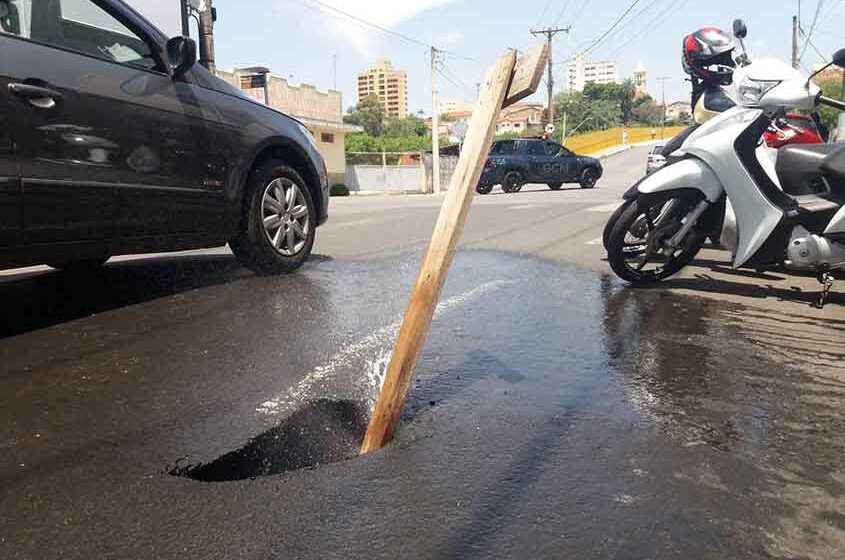 Cano de água estoura e abre buraco na Av. Brasília