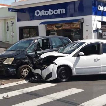 Fiesta e Meriva colidem em cruzamento da XV de Novembro