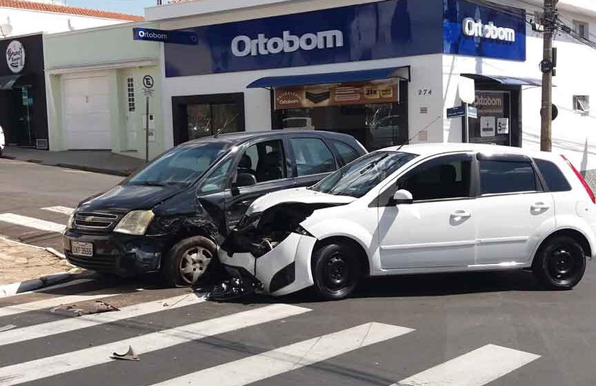 Fiesta e Meriva colidem em cruzamento da XV de Novembro