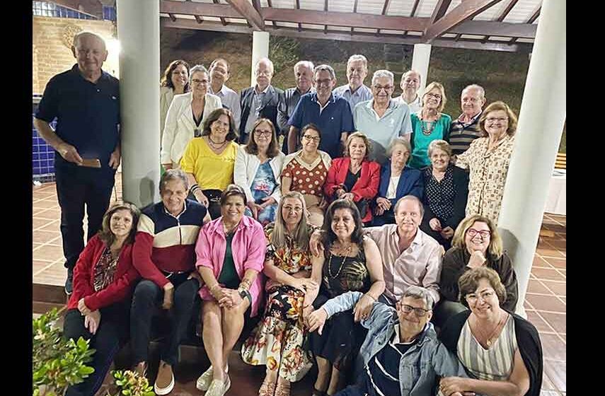 Grupo de amigos se reúne para celebrar 50 anos de convívio