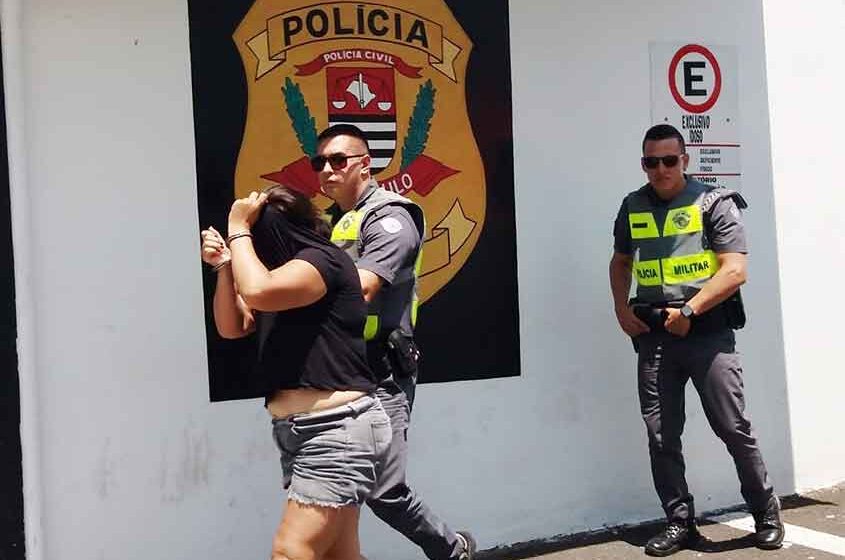 PM detém mulher após assaltos em dois bares de Itapira