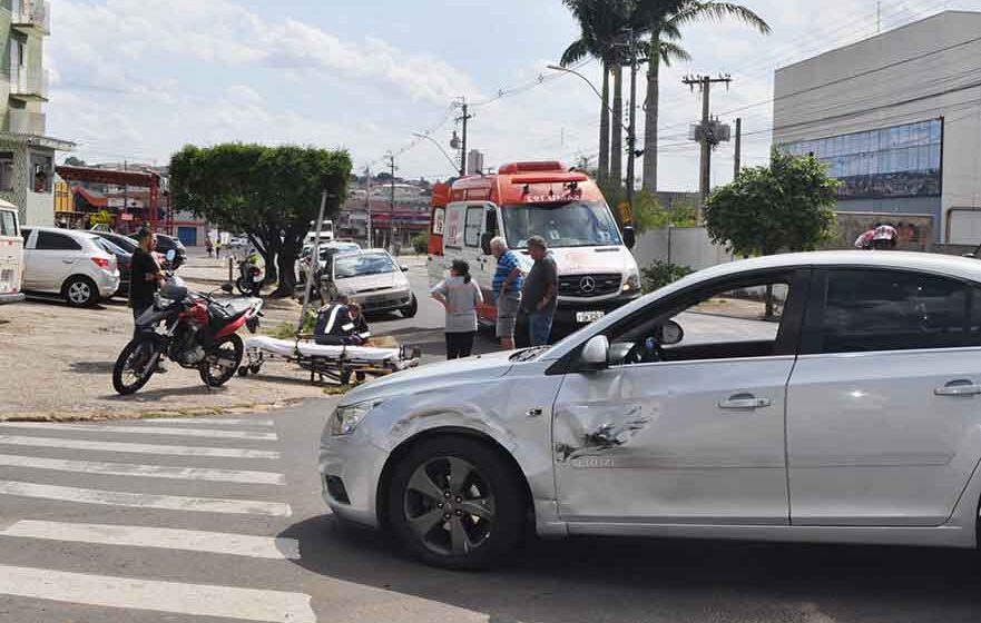 Cruze e XRE colidem na Virgolino de Oliveira