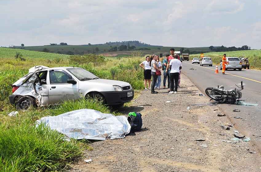 Colisão de carro e moto, na vicinal, deixa um morto e bebê com graves ferimentos