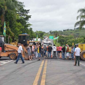 Trecho da rodovia SP-352 em Itapira amanhece bloqueado