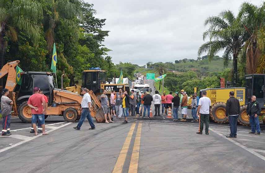 Trecho da rodovia SP-352 em Itapira amanhece bloqueado