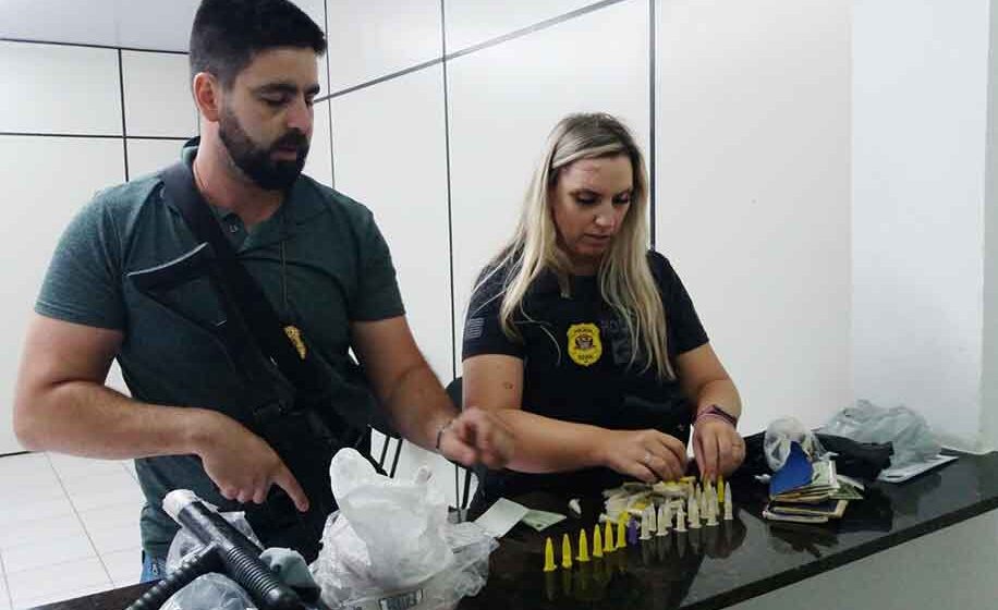 Polícia Civil localiza moto roubada e apreende cocaína e maconha