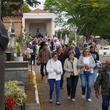 Dia de Finados já apresenta grande presença de pessoas nos cemitérios