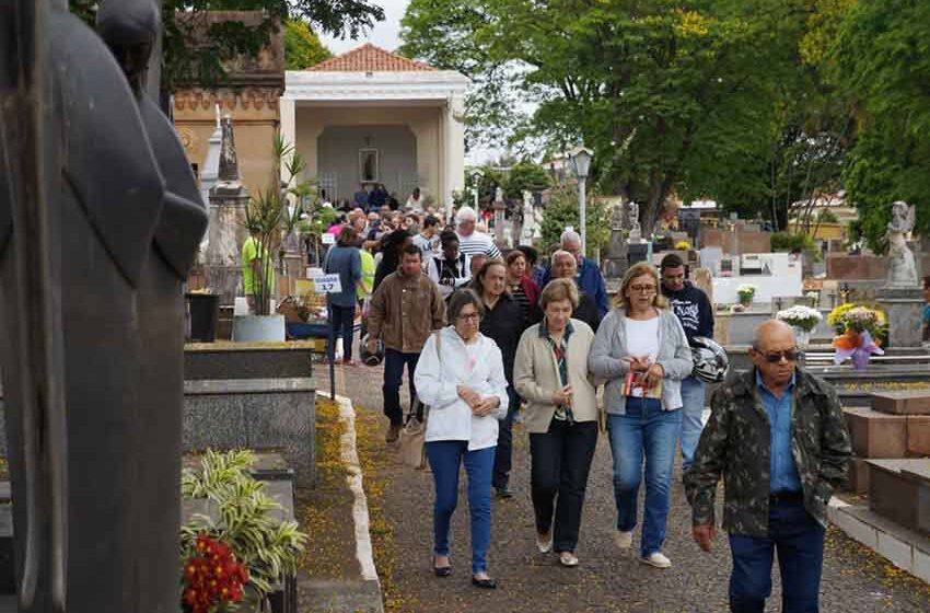 Dia de Finados já apresenta grande presença de pessoas nos cemitérios