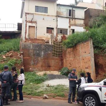 Autoridades intervém em casa com risco de desabamento ocupada por moradores de rua