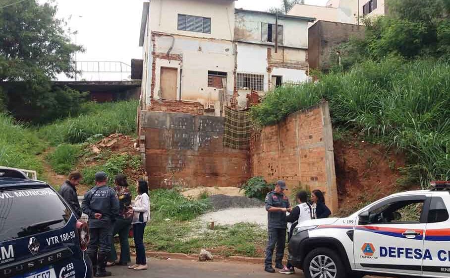 Autoridades intervém em casa com risco de desabamento ocupada por moradores de rua