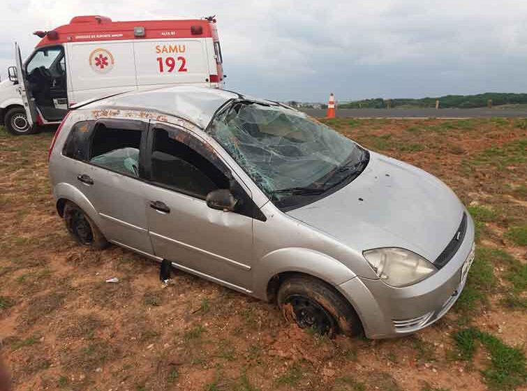 Fiesta capota na vicinal e duas pessoas ficam feridas