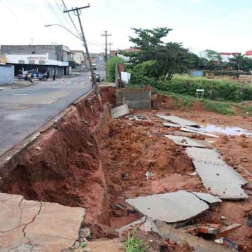 Forte chuva deixa prejuízos para moradores e comerciantes