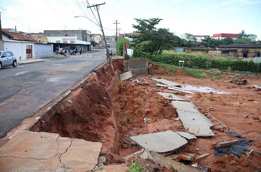 Forte chuva deixa prejuízos para moradores e comerciantes