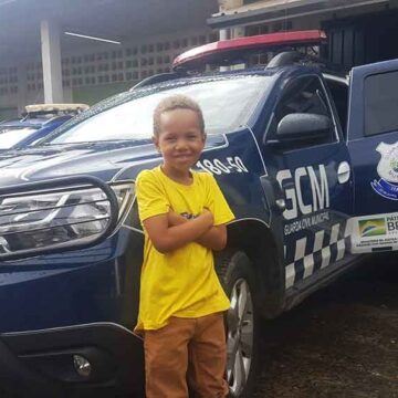 Garoto de 7 anos ganha festa surpresa na GCM