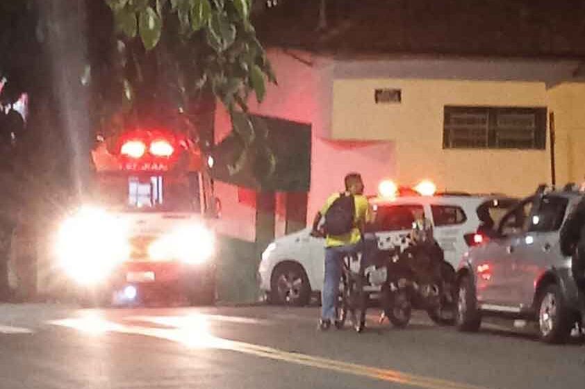 Colisão entre moto e caminhão na 24 de Outubro deixa pessoa gravemente ferida